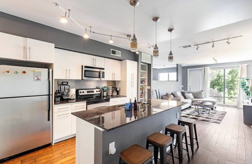 Oak Lawn Condominio | 2 BR Oak Lawn Condo WFH Setups Gated Parking