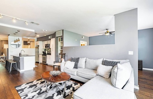 Oak Lawn Condominio | 2 BR Oak Lawn Condo WFH Setups Gated Parking