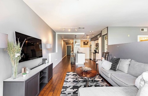 Oak Lawn Condominio | 2 BR Oak Lawn Condo WFH Setups Gated Parking