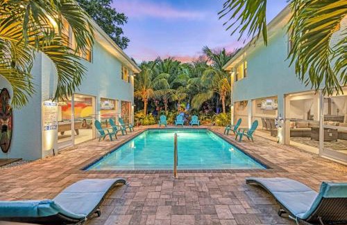 Siesta Key Casa | 2 Br Paradise Suite Walk To Beach, Pool, Hot Tub