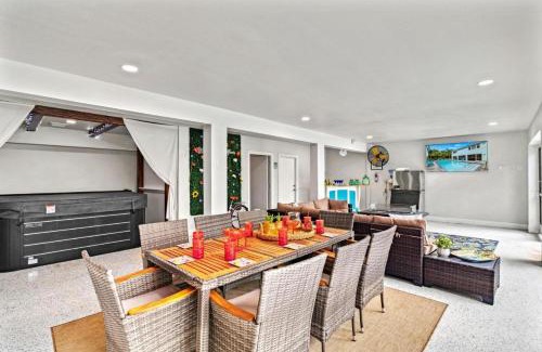 Siesta Key Casa | 2 Br Paradise Suite Walk To Beach, Pool, Hot Tub