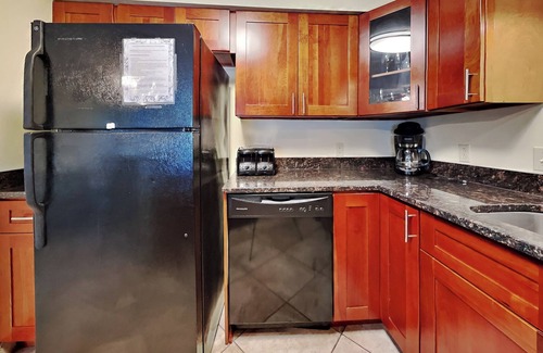 Put-in-Bay Condominio | 2 BR Pool View Unit - Updated Put-in-Bay Condo - Only Steps from Lake Erie C4