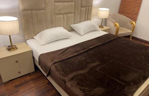 Lahore Apartamento | 2 BR Suite Central location-Gulberg