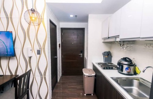 San Antonio Apartamento | 2 BR Vibe Central Urban Playground Makati Swim 300