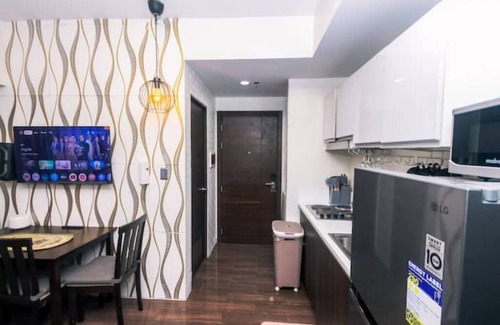 San Antonio Apartamento | 2 BR Vibe Central Urban Playground Makati Swim 300