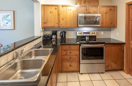 Village North Cabina | 2 BR @ Village North w/ Heated Pool & Renovated Kitchen