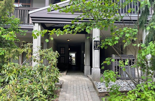 Village North Cabina | 2 BR @ Village North w/ Heated Pool & Renovated Kitchen