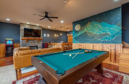 Wolf Laurel Casa | 2 Cabins ~ Sleeps 22 ~ 100 Feet Apart ~ Ski in out