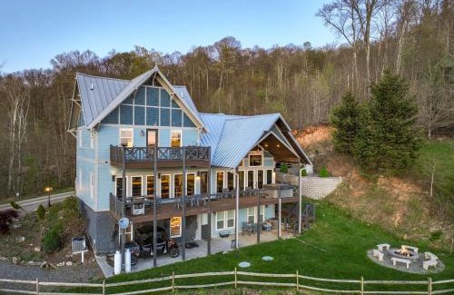 Wolf Laurel Casa | 2 Cabins & Views for Miles Hot Tubs Pool Table