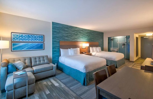 Flagami Hotel | 2 Comfortable Units with Kitchenette, Pool, Free Breakfast & Airport Shuttle