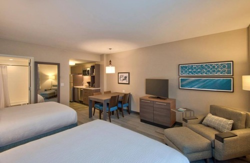 Flagami Hotel | 2 Comfortable Units with Kitchenette, Pool, Free Breakfast & Airport Shuttle
