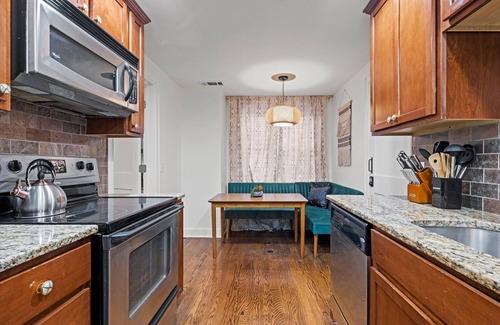Park Central-Research Park Apartamento | 2 Connected Studios in Historic Building Walkable to Plaza - 2BR, 2BA, 2 Kitchens + Rooftop Views