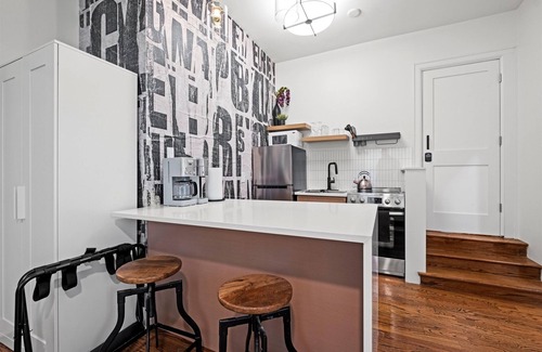 Park Central-Research Park Apartamento | 2 Connected Studios in Historic Building Walkable to Plaza - 2BR, 2BA, 2 Kitchens + Rooftop Views
