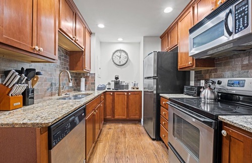 Park Central-Research Park Apartamento | 2 Connected Studios in Historic Building Walkable to Plaza - 2BR, 2BA, 2 Kitchens + Rooftop Views