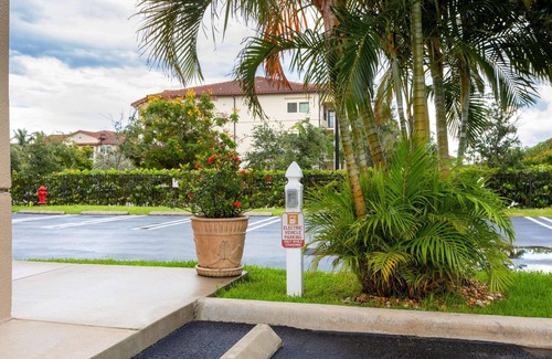 Palm Beach - West Palm Beach Casa | 2 Connecting Suites at a Hotel