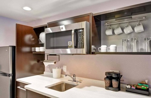 Winston - Salem Apartamento | 2 Connecting Suites at a Hotel