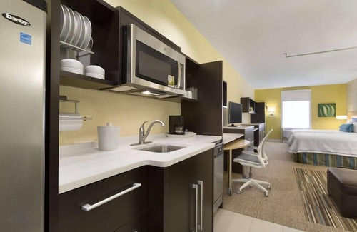 Pasadena Apartamento | 2 Connecting Suites at a Hotel