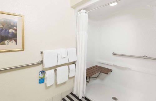 Des Moines Casa | 2 Connecting Suites at a Hotel