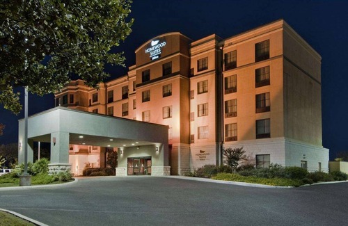 Stone Oak Apartamento | 2 Connecting Suites at a Hotel