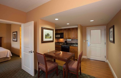 Stone Oak Apartamento | 2 Connecting Suites at a Hotel