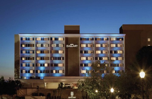 Downtown Wilmington Casa | 2 Connecting Suites at a 4⭐️ Hotel