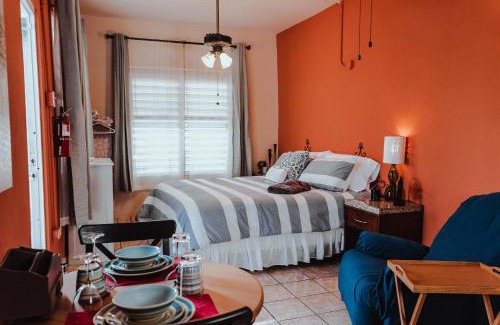 Rio Piedras Apartamento | 2 Cozy College Student Room with AC, Wi-Fi, Kitchenette