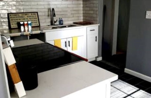 Central Oklahoma City Cabaña | 2 Cute Cottage - 2 bedroom with WiFi and AC in lovely Oklahoma City