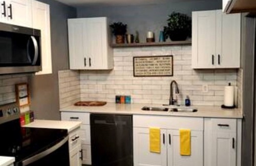 Central Oklahoma City Cabaña | 2 Cute Cottage - 2 bedroom with WiFi and AC in lovely Oklahoma City