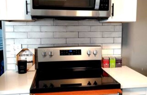 Central Oklahoma City Cabaña | 2 Cute Cottage - 2 bedroom with WiFi and AC in lovely Oklahoma City
