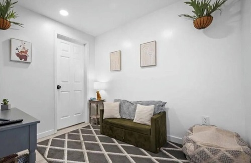 East Allegheny Casa | 2 Day Flash Sale Huge Downtown Pittsburgh Home Luxe Bedrooms and Baths Sleeps 14