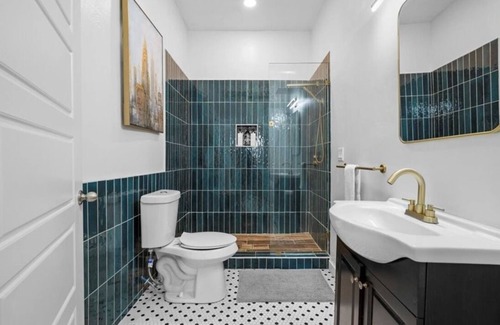 East Allegheny Casa | 2 Day Flash Sale Huge Downtown Pittsburgh Home Luxe Bedrooms and Baths Sleeps 14
