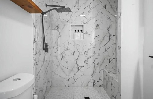 East Allegheny Casa | 2 Day Flash Sale Huge Downtown Pittsburgh Home Luxe Bedrooms and Baths Sleeps 14