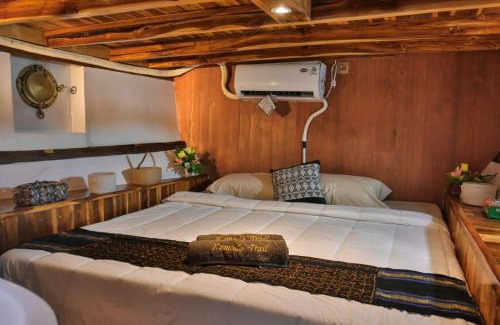 Labuan Bajo Alquiler De Eote | 2 Days Private Charter Boat best komodo tour