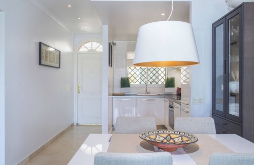 Marbella Apartamento | Apartamento de 2 habitaciones junto a Oporto con vistas a la montaña, piscina, Wi-Fi y jardín