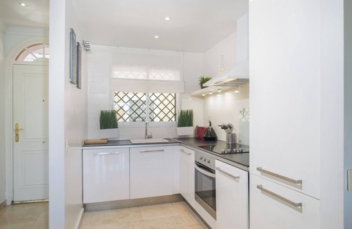Marbella Apartamento | Apartamento de 2 habitaciones junto a Oporto con vistas a la montaña, piscina, Wi-Fi y jardín