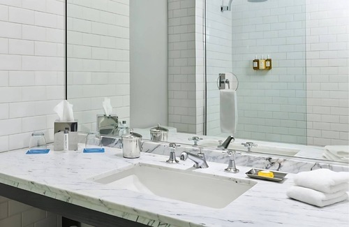 Downtown San Diego Hotel | 2 Elegant Rooms w/ Oversize Desk & Coffee Maker – 1 Mile to Convention Center