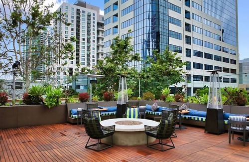 Downtown San Diego Hotel | 2 Elegant Rooms w/ Oversize Desk & Coffee Maker – 1 Mile to Convention Center