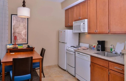 Thousand Oaks Casa | 2 Family-friendly Units with Kitchens! Pets Allowed! Outdoor Swimming Pool!
