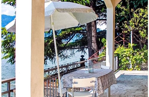 Brezzo di Bedero Casa | 2-family house with dream lake view directly on the beach