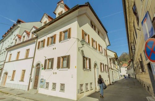 Ljubljana City Centre Apartamento | 2 floor apartment, Old Town, cheap & easy park, pets welcome