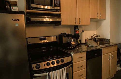 Downtown Edmonton Condominio | 2 Full Beds, Free Parking Underground/Heated, 1 Bedroom Condo Downtown Central