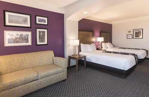 Arlington Hotel | 2 Full Beds w/ Sleeper Sofa, La Quinta Inn, Free Shuttle to Six Flags, 2 Units