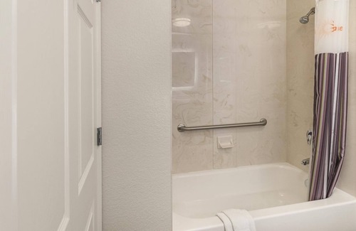 Arlington Hotel | 2 Full Beds w/ Sleeper Sofa, La Quinta Inn, Free Shuttle to Six Flags, 2 Units