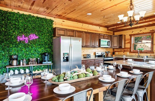 Caton Cabina | 2 Giant Luxury Cabins Sleeps 40 2 HotTubs 2 Pools