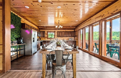 Caton Cabina | 2 Giant Luxury Cabins Sleeps 40 2 HotTubs 2 Pools