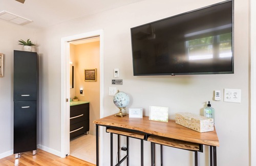 West Ashley Apartamento | 2~Hidden Gem~ Studio 2 is located 4 miles from Downtown Charleston-West Ashley