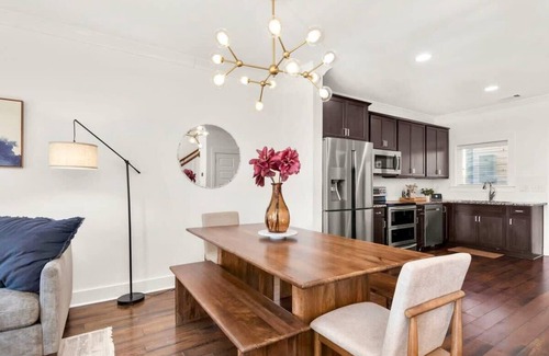 Edgehill Casa | 2 Homes｜Downtown, 24 guests｜5 min to Broadway!