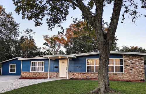 Arlington Casa | 2 homes for 1 - Arcade, Firepit, Patio - Main house & Lrg guest house included!