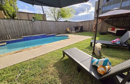 Woodlake - Briar Meadow Casa | 2 Homes for 1 Price Magnificent Pool Sleeps 16