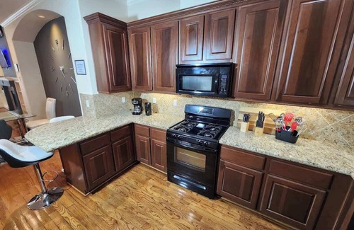 Woodlake - Briar Meadow Casa | 2 Homes Galleria Private Jacuzzi KING BED